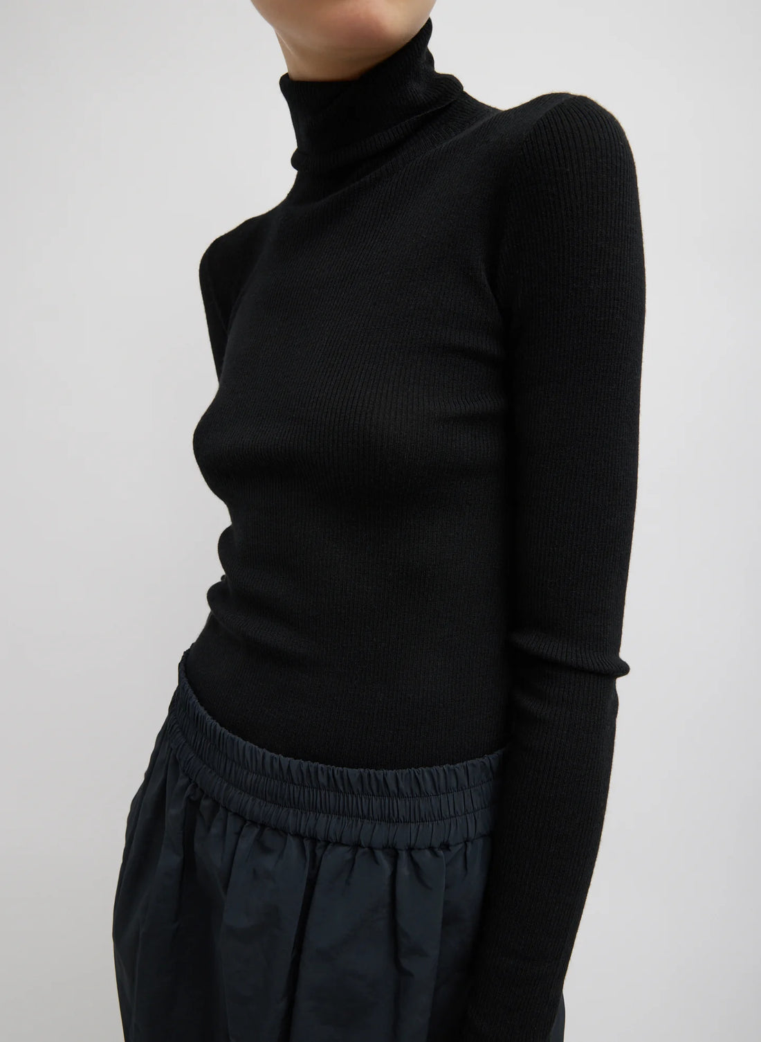 Feather Weight Ribbed Sweater Turtle Neck - Black